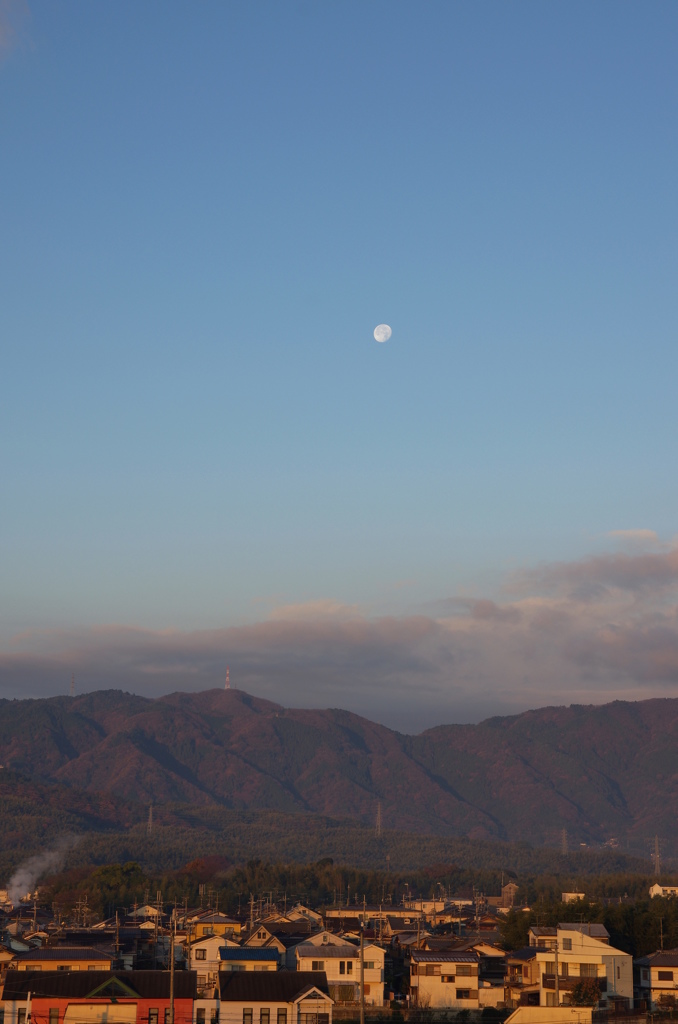 朝の月