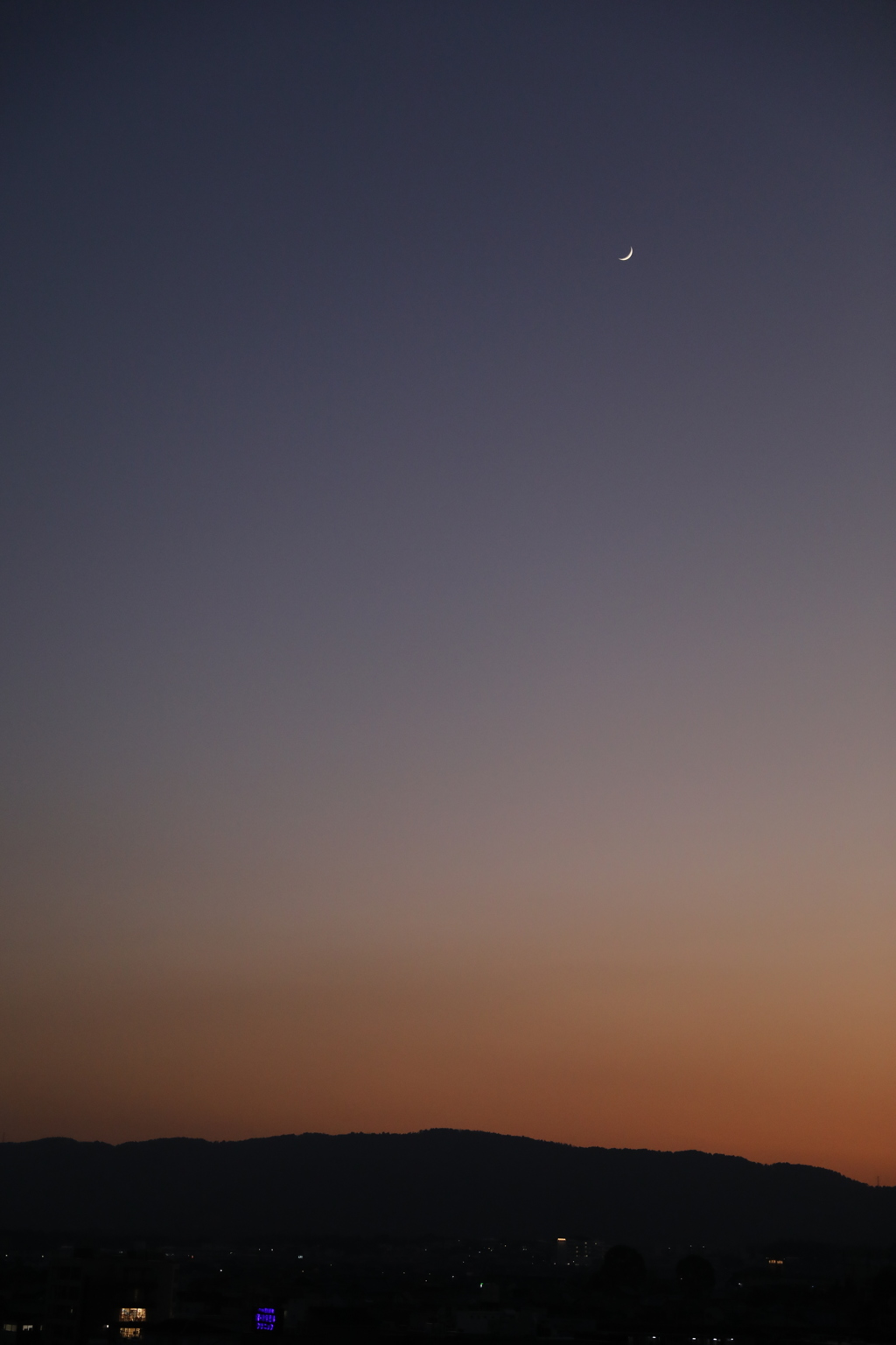 夕焼に月