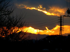 雲と山の間から