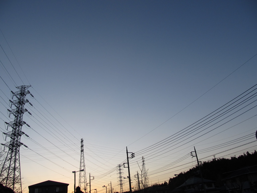 電線と、青い空と、白っぽい空