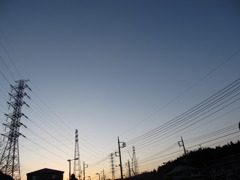 電線と、青い空と、白っぽい空