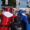 スパイダーマン、仲間と一緒にお仕事中