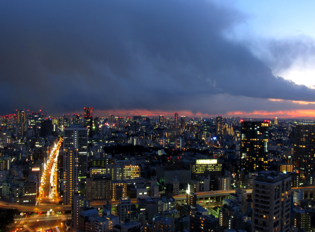 東京タワーの上からの景色と、吹き出る雲