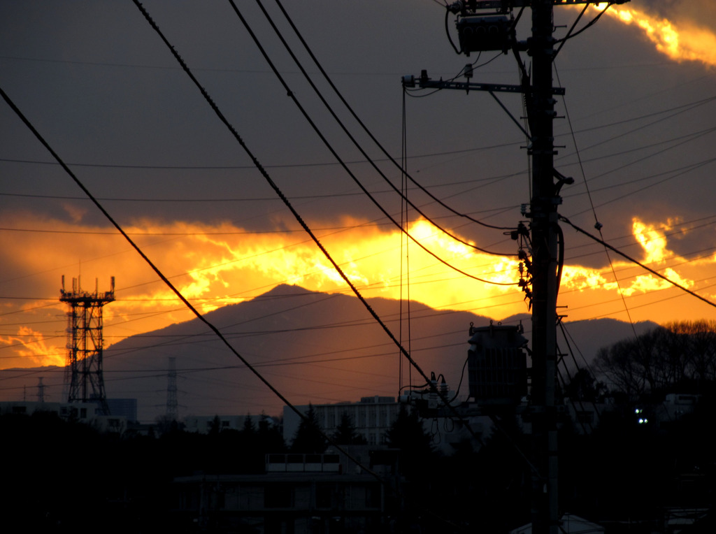 鉄塔と、電信柱と、雲と山の間の光