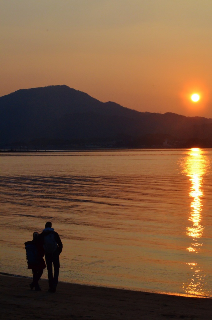 夕陽と海と恋人と