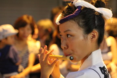 girl who plays the fluit 