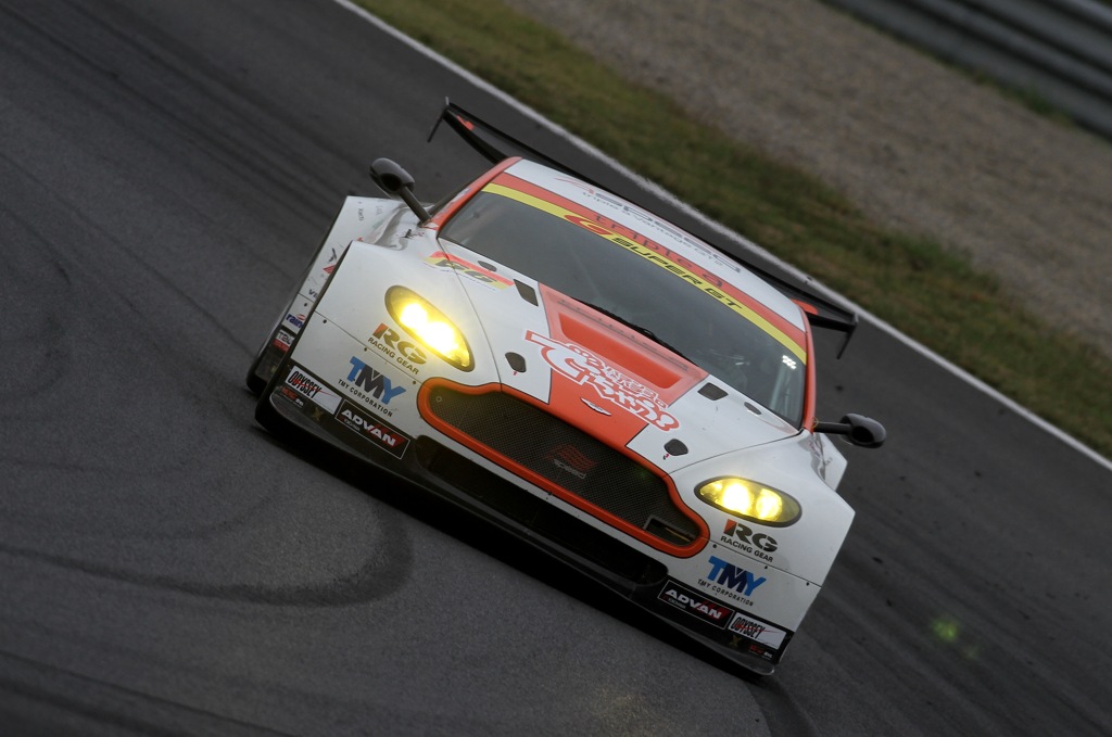 2010 SuperGT Rd.8 triple a Vantage GT2