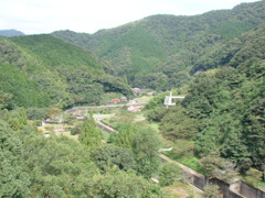 山村を一望する