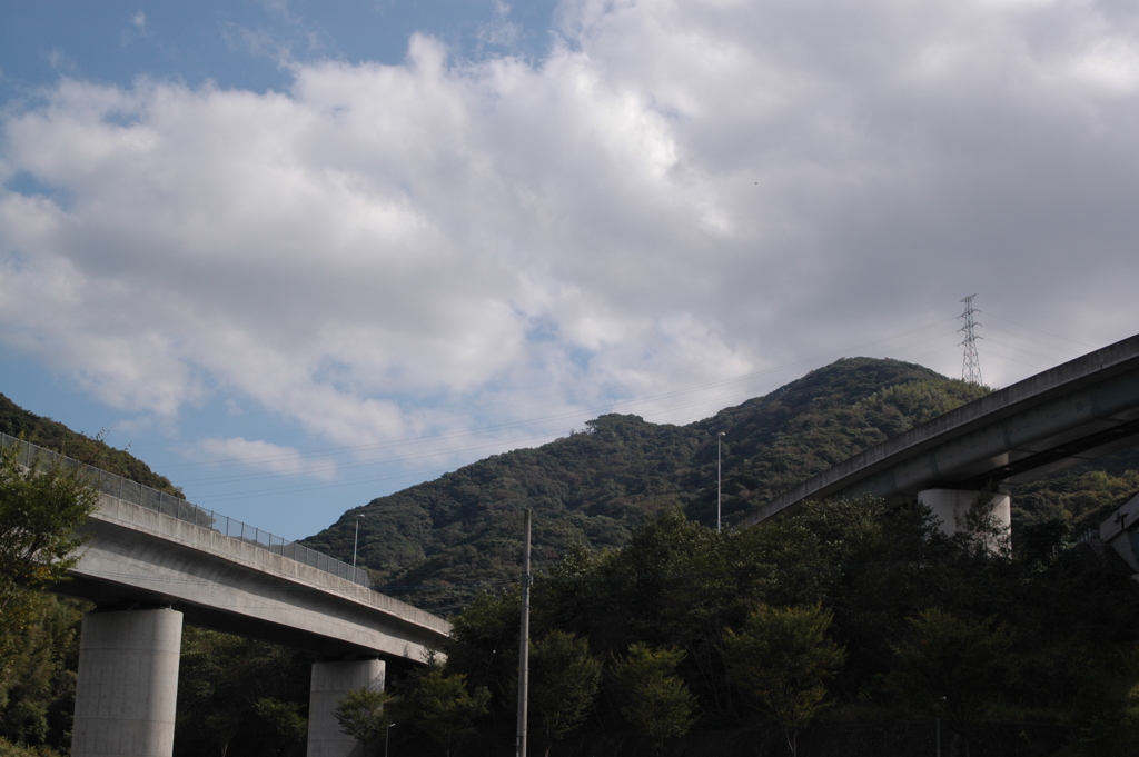 山を貫く太い轍