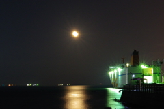 眠らぬ夜の港より