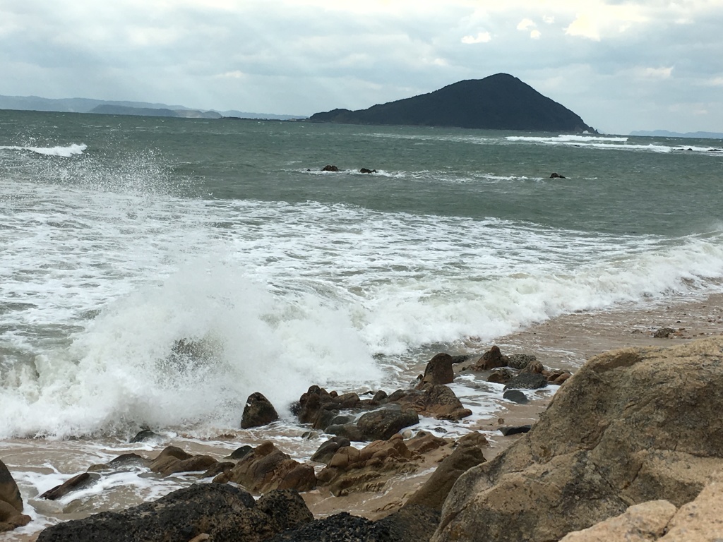 荒れ狂う冬の海