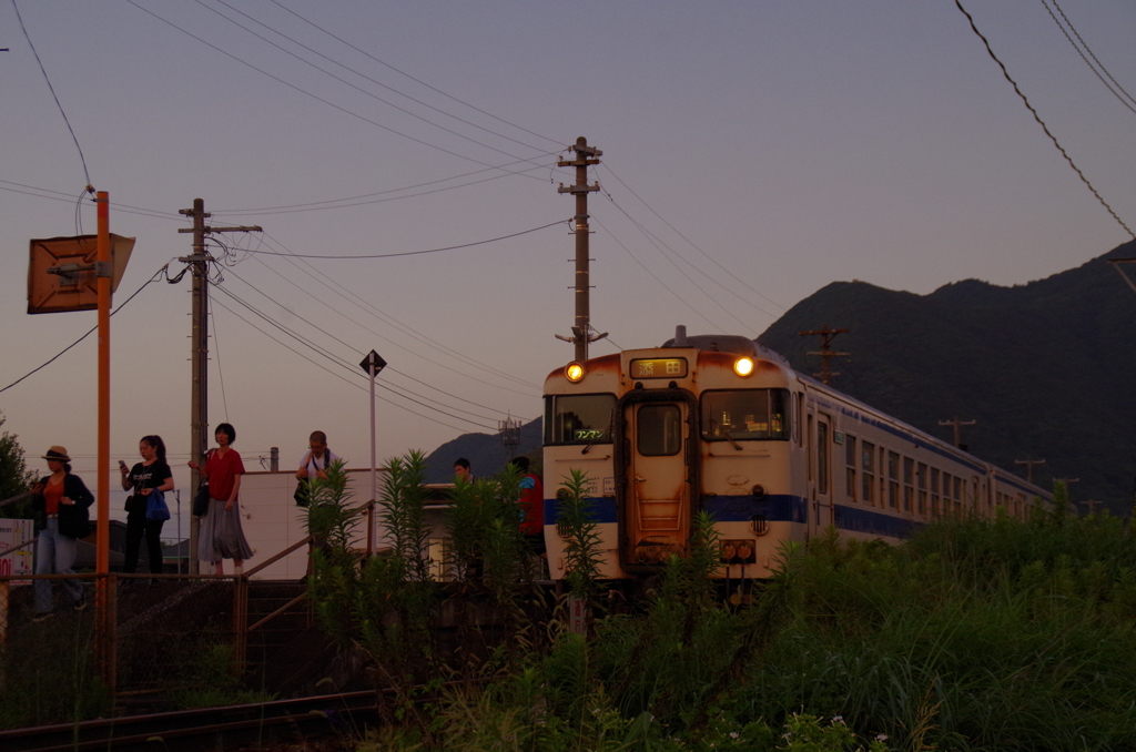 家路を急ぐ、下り列車