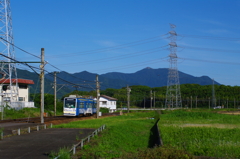 野道を駆ける電車