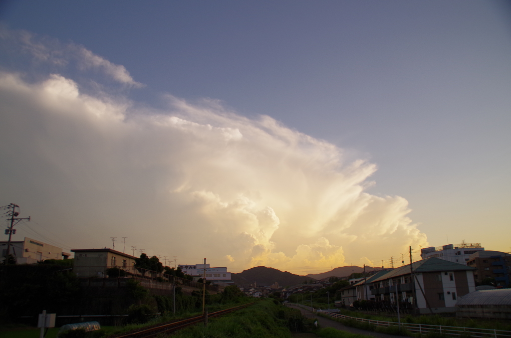 見慣れた空に馳せる