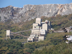 工場のある斜面