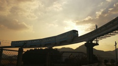 夜明けの通勤列車