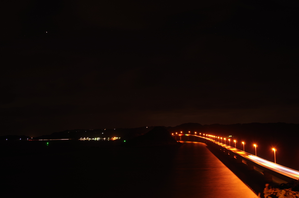 夜を染める一筋の道