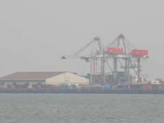 対岸の港