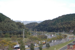 山を抜ける幹線道路