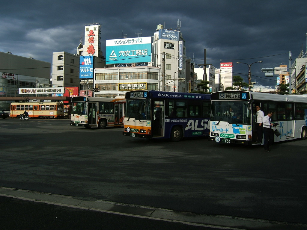 松山駅前バスターミナル