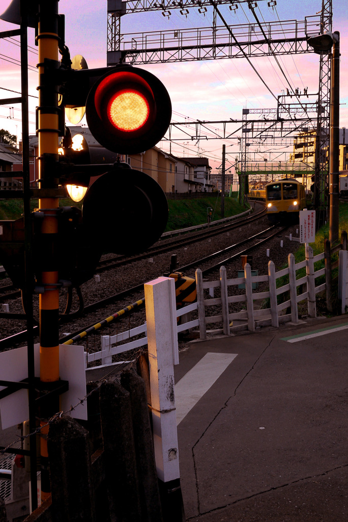 夕刻の踏み切り