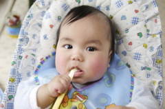 離乳食を食う