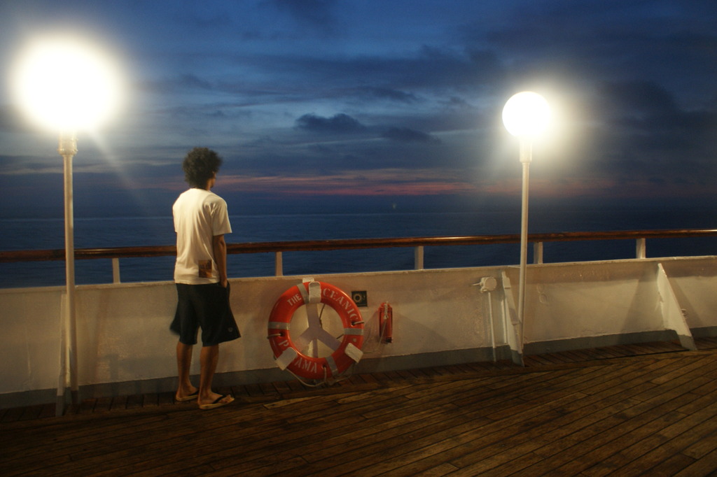 デッキに佇む青年