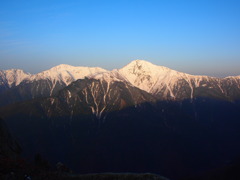 朝焼けの山々