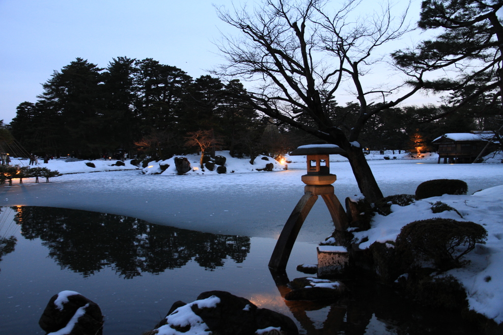 名園の雪化粧