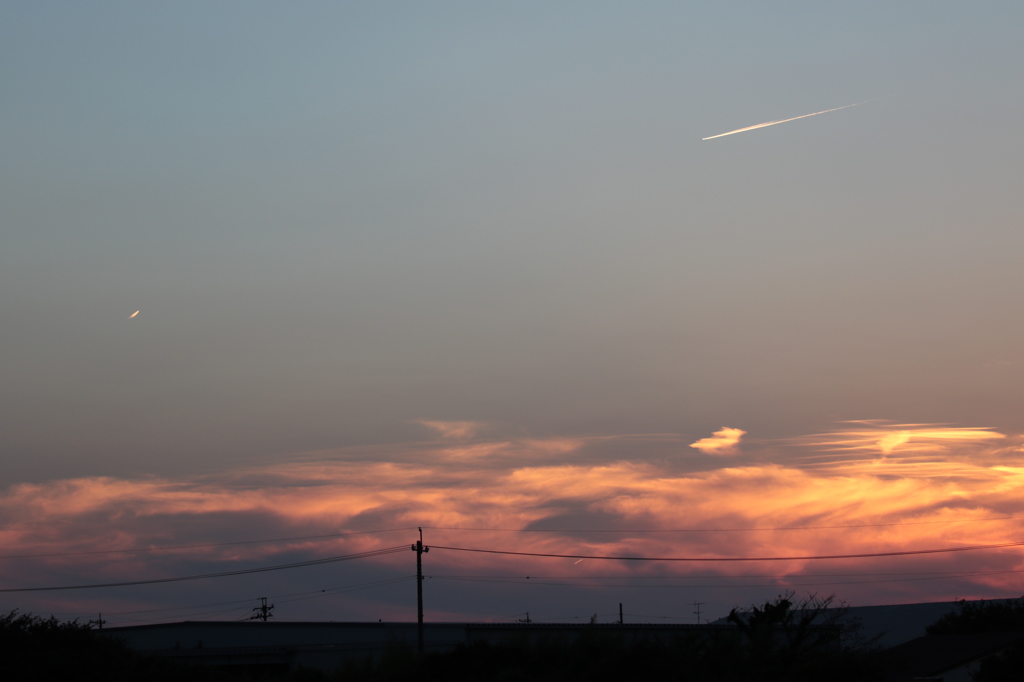 夕焼けと飛行機雲