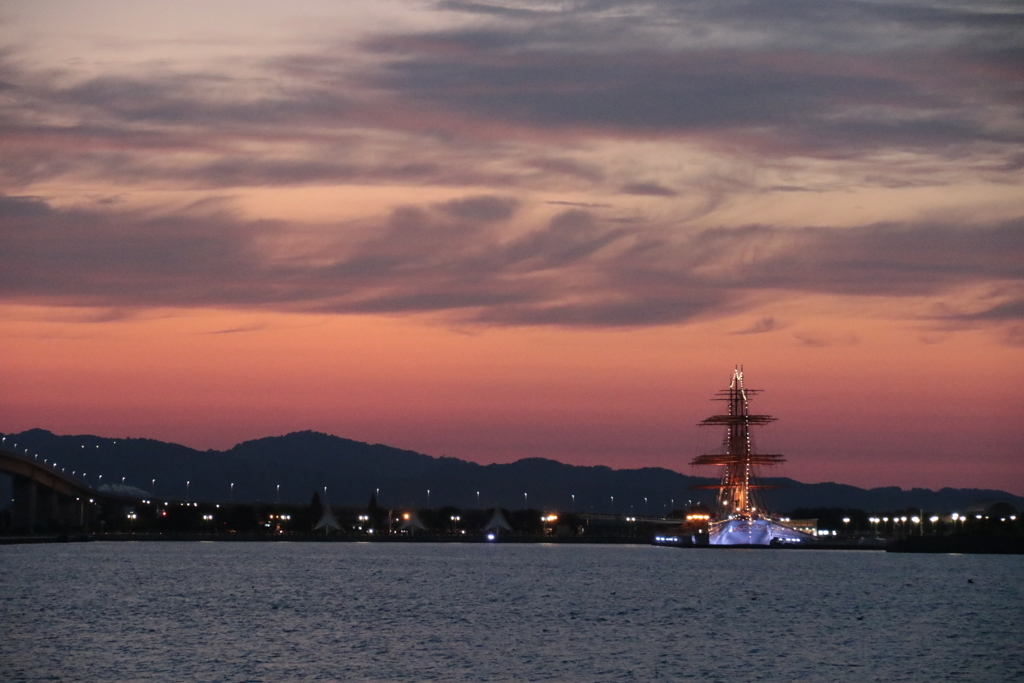 夕焼けと海王丸