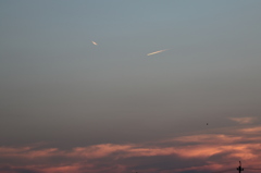 夕日に照らされる飛行機雲
