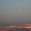 夕日に照らされる飛行機雲