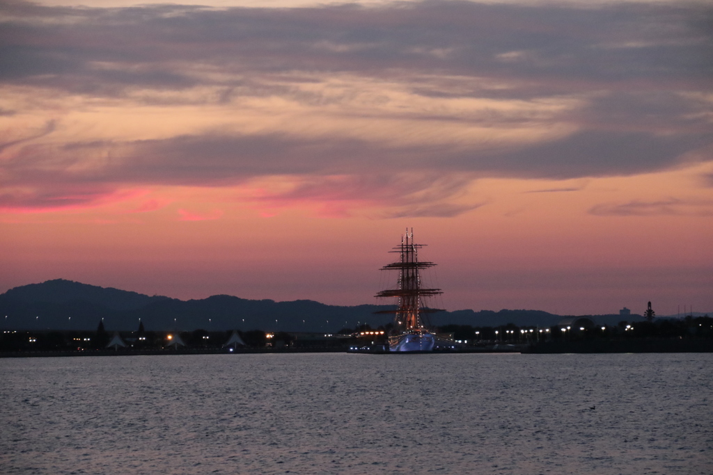 夕焼けと海王丸