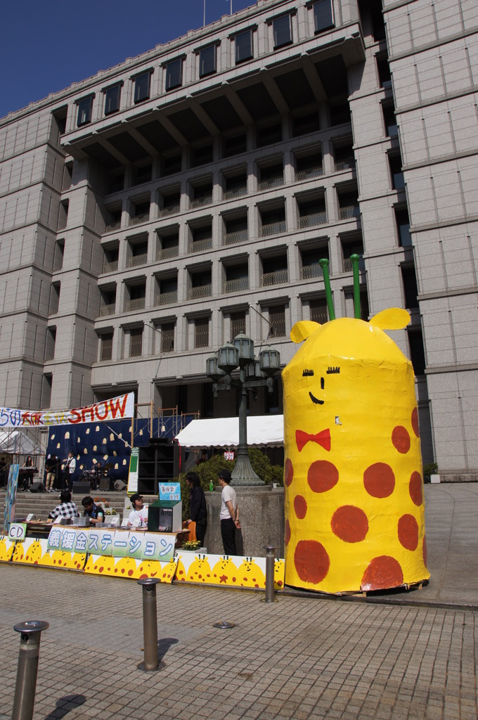大阪市役所と謎のキリン
