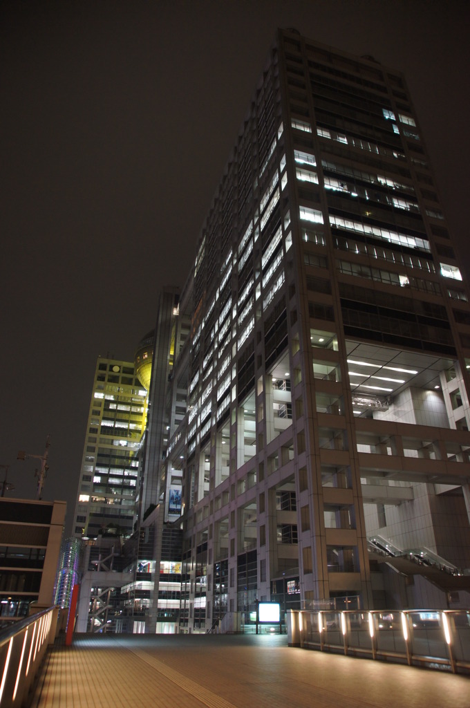 手持ち夜景モードで撮るフジテレビ