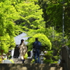 おはぎを持って