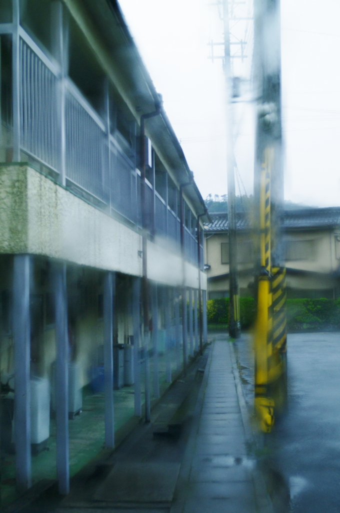 雨に