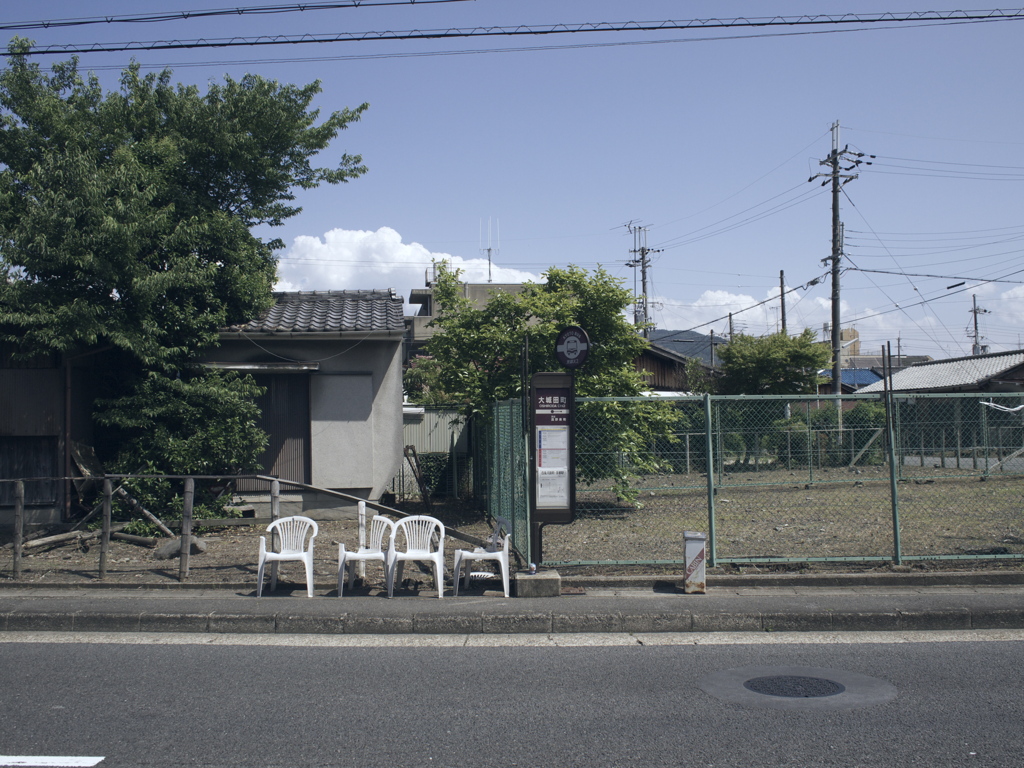 椅子とバス停と