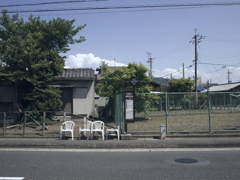 椅子とバス停と