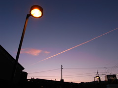 夕焼け一線、見守る街頭