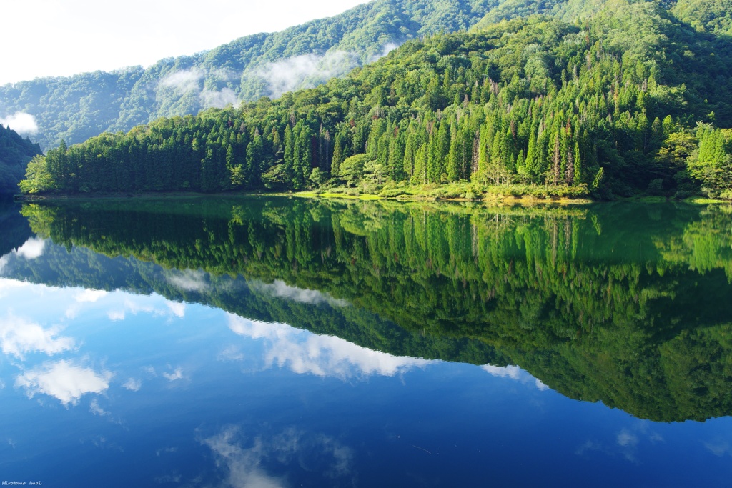 朝のダム湖