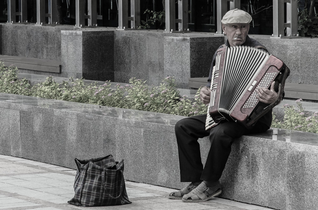 アコーディオンを弾く男
