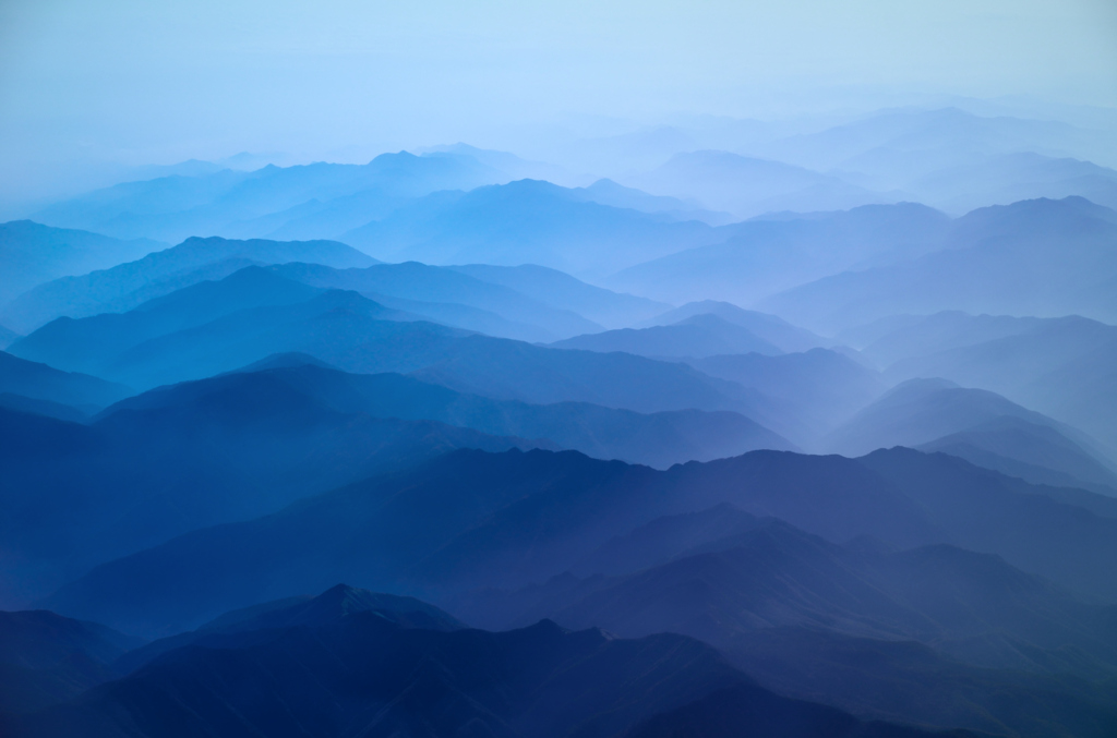 青い山並