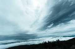 雲と雲の間から