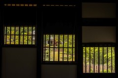 三段の窓