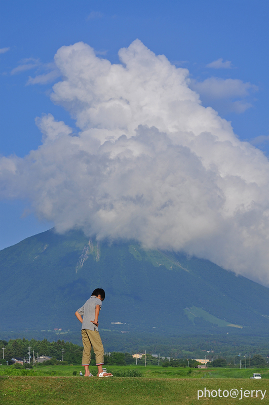 大山と少年