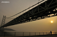 夕陽と明石海峡大橋