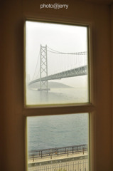 窓から見える明石海峡大橋