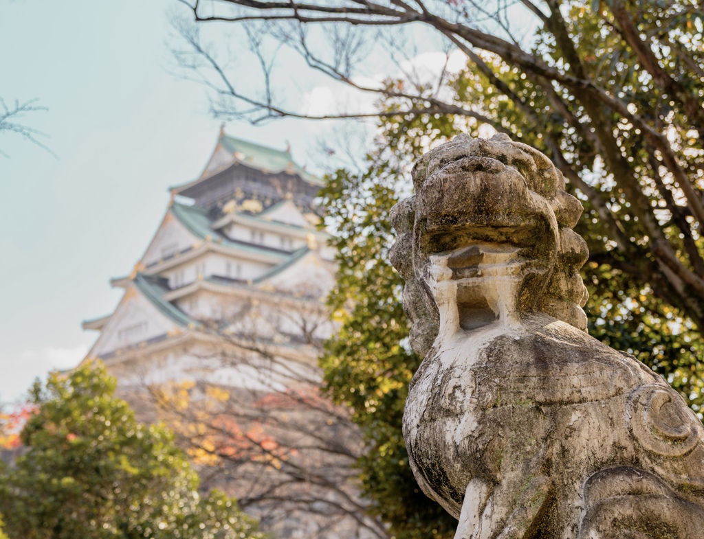大阪城を望む